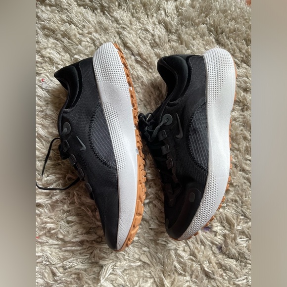 Women's React Escape Run Shoe - Picture 3 of 10